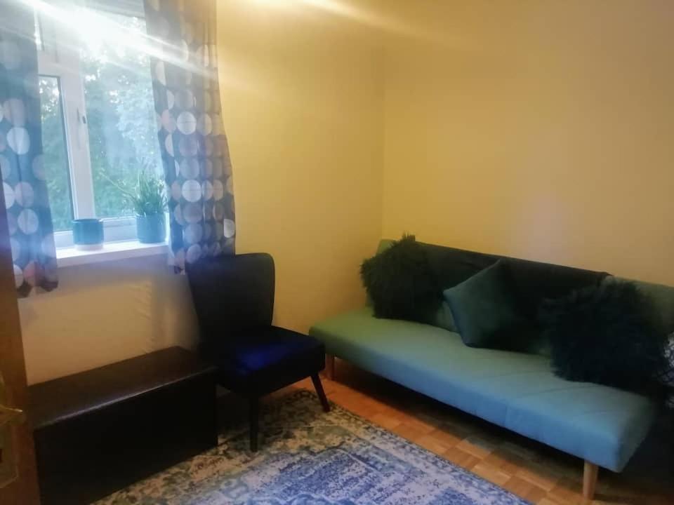 Single Bedroom In A Cozy Maisonette - Bushey Exterior photo